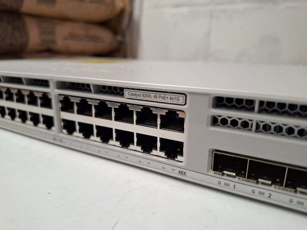 Switch Cisco 9200L, Ophalen