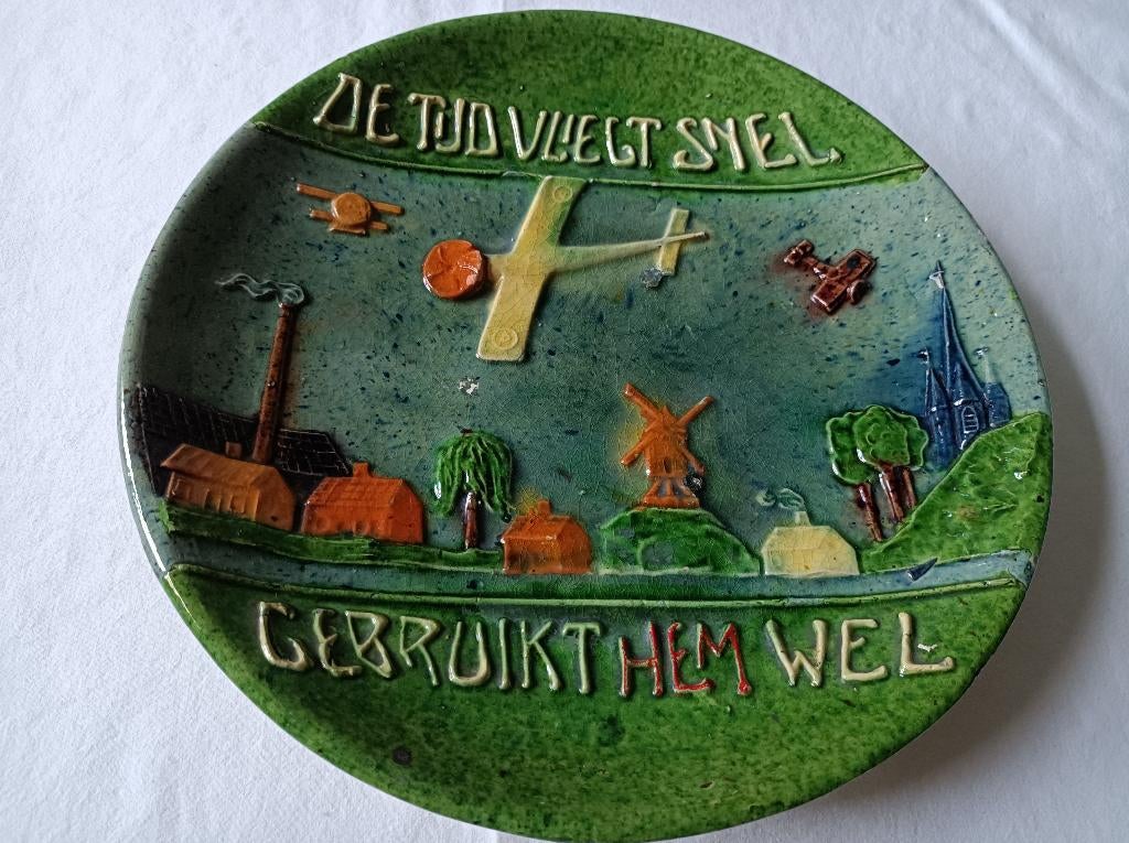 Bord Vlaams aardewerk met spreuk "De tijd vliegt snel .....", Antiek en Kunst, Ophalen