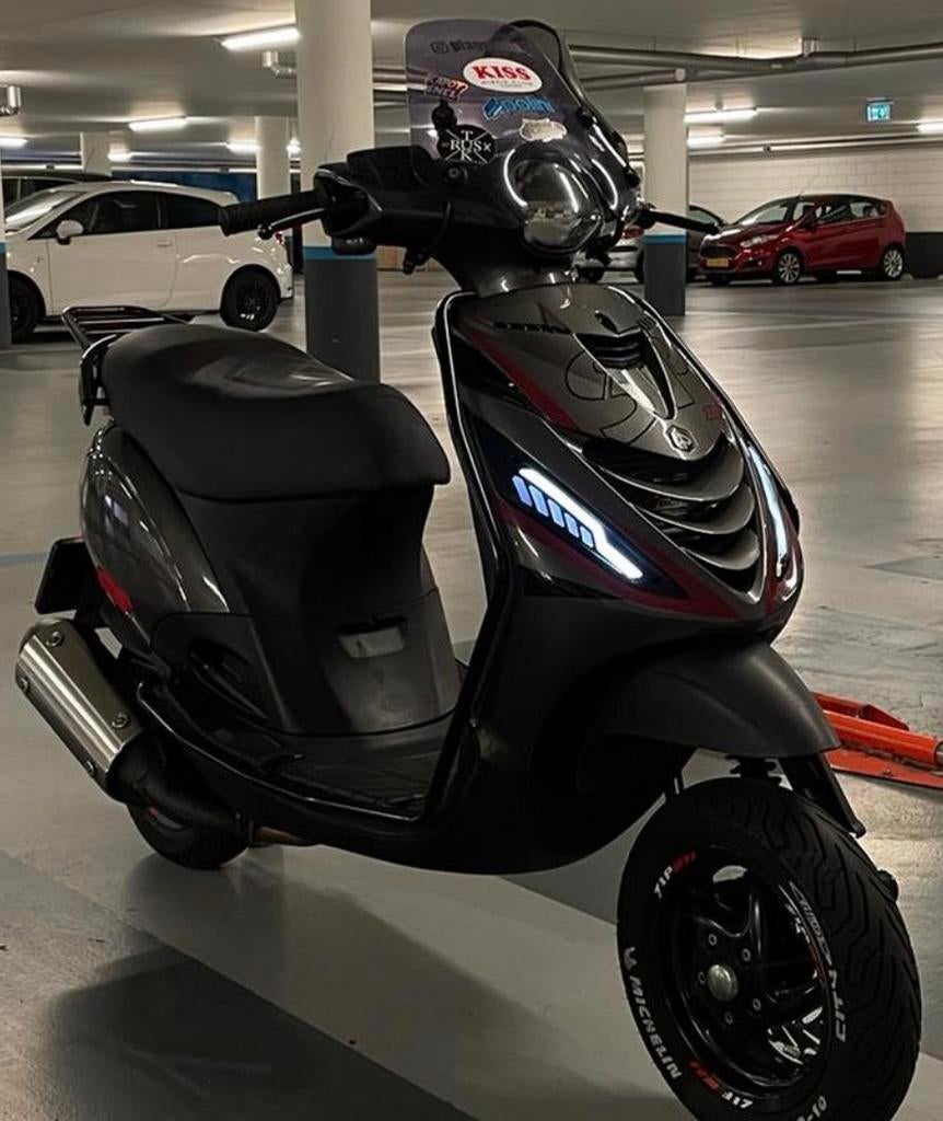 Piaggio Zip gezocht! (Ruilbaar met mbk booster oud model!), Fietsen en Brommers, Ophalen, Zo goed als nieuw, Zip