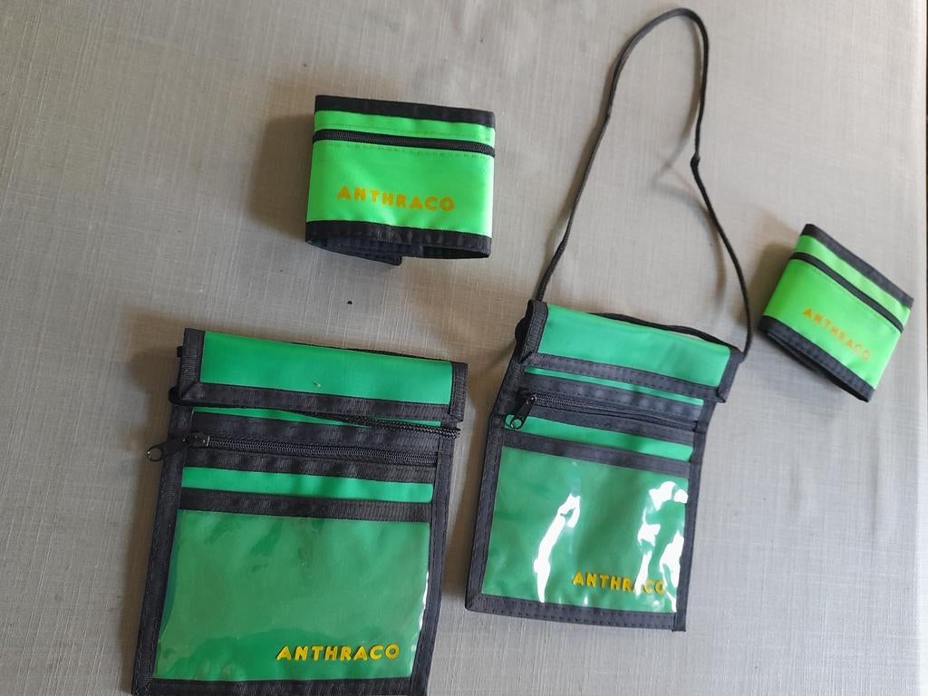 Neufs- Porte-feuille/porte monnaie à porter au cou /au poign, Bijoux, Sacs & Beauté, Enlèvement ou Envoi, Neuf, Vert