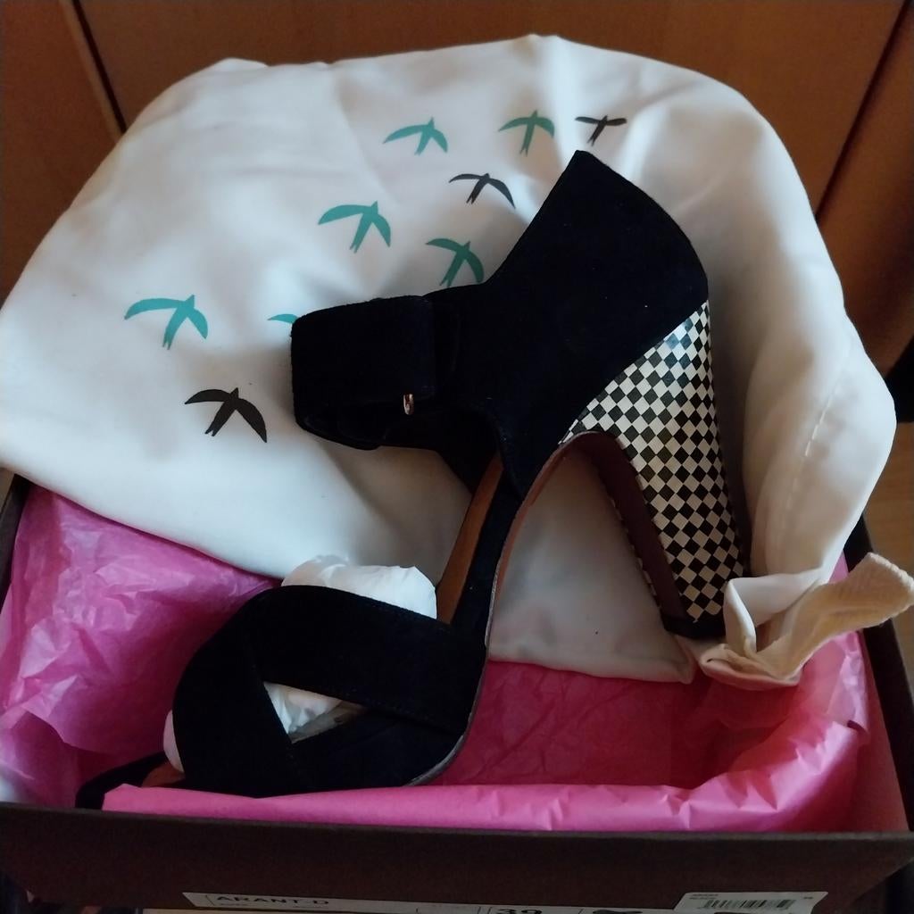 Chie Mihara, El Naturalista, maat 39, Ophalen, Gedragen