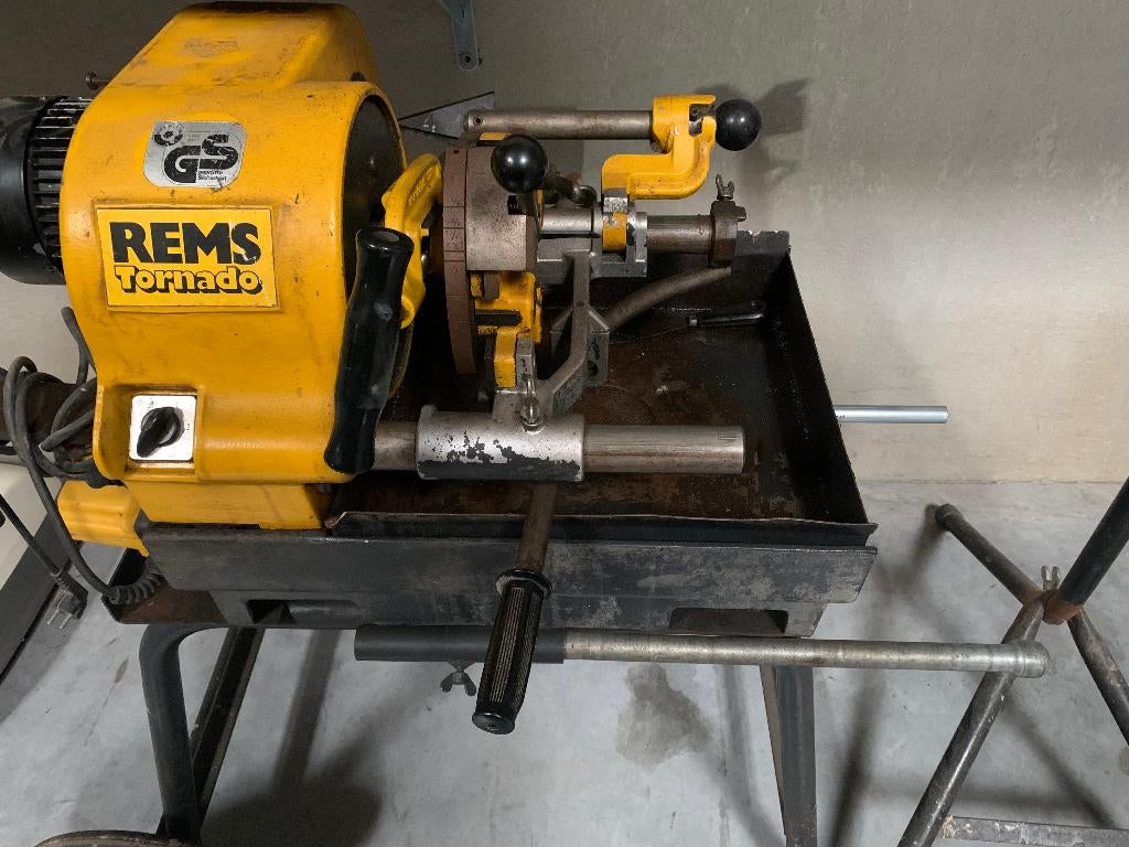 Elektrische industriële draadsnijmachine met driepikkel, Ophalen, Gebruikt