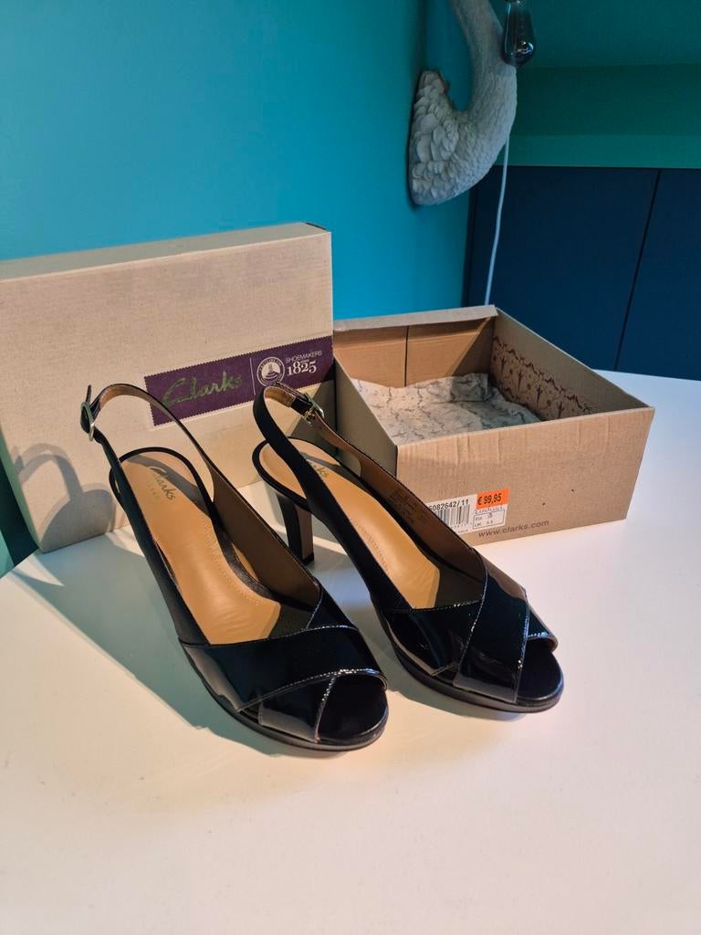 Clarks peeptoe pumps lak leder maat 39 nieuw, Ophalen, Pumps