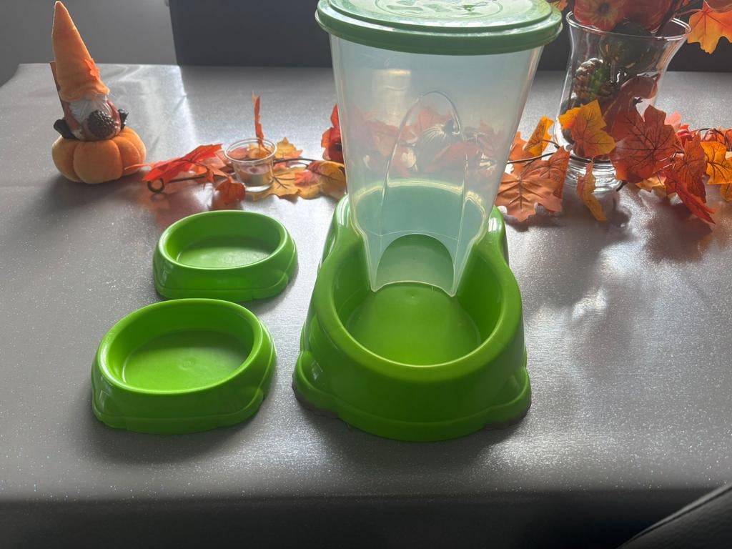 distributeur de croquettes et 2 gamelles ,petite fissure, Maison & Meubles, Enlèvement, Utilisé