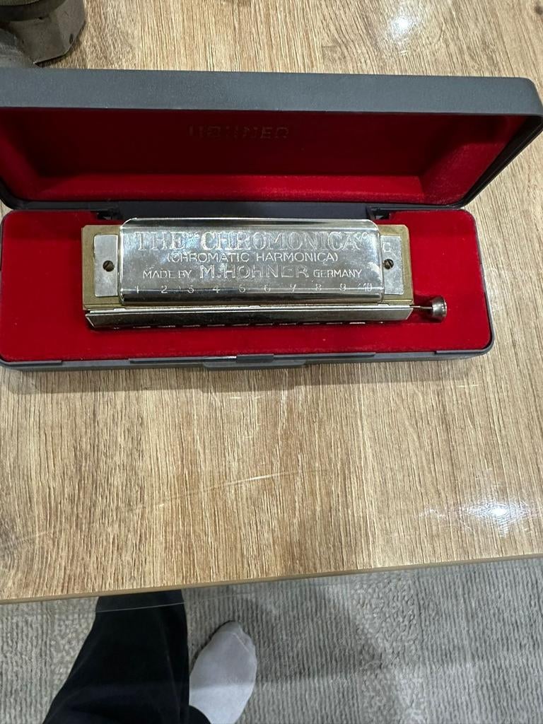 Chromatische mondharmonica, Ophalen