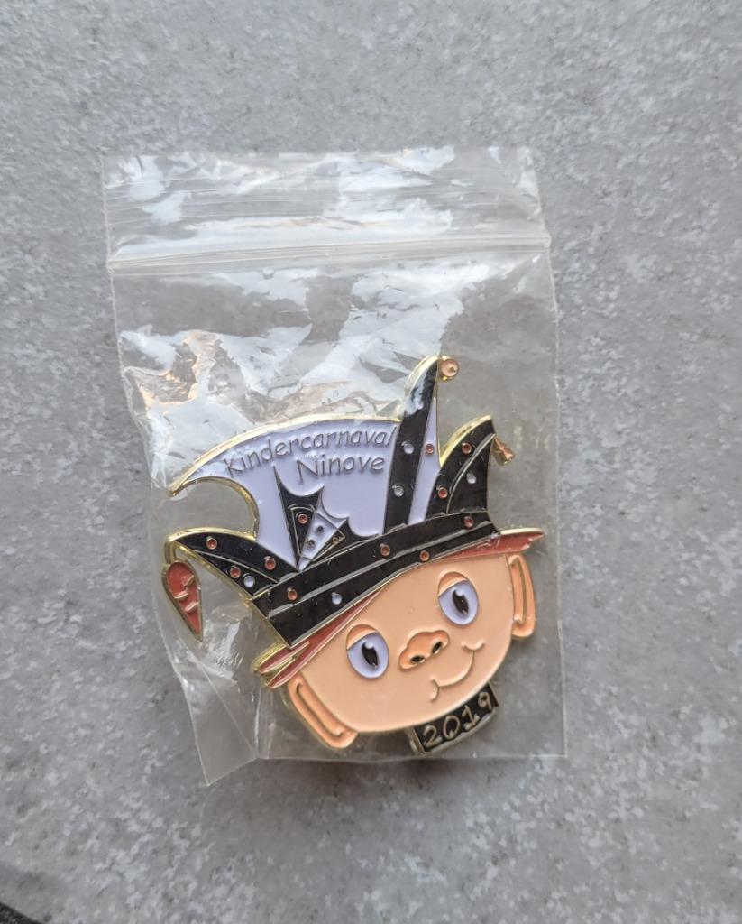 Carnaval pins kindercarnaval Ninove pins nieuw N.O.T.K., Ophalen, Nieuw, Figuurtje, Speldje of Pin