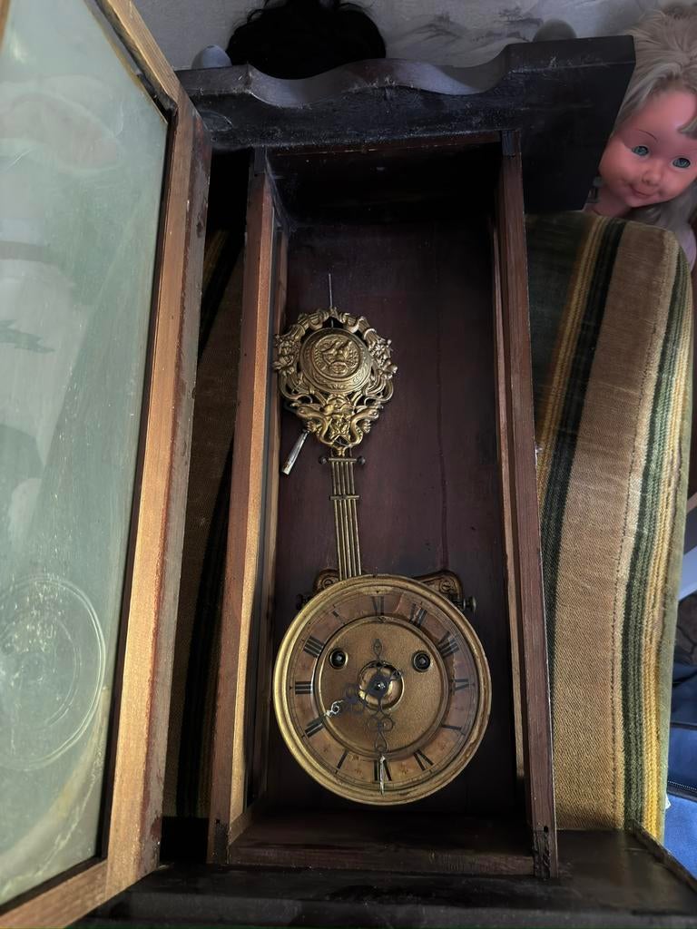 Ornate brass pendulum clock with Roman numeral dial., Enlèvement