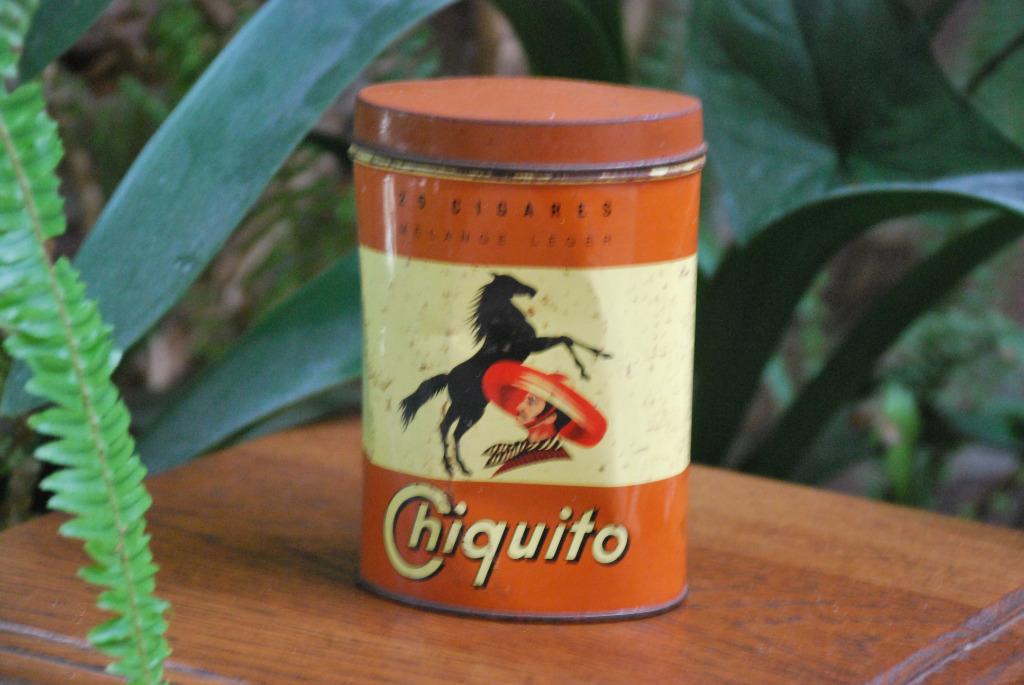 Ancienne boîte publicitaire en fer"CHIQUITO Cigares"d'époque, Collections, Boîte en métal, Enlèvement ou Envoi, Utilisé, Autre