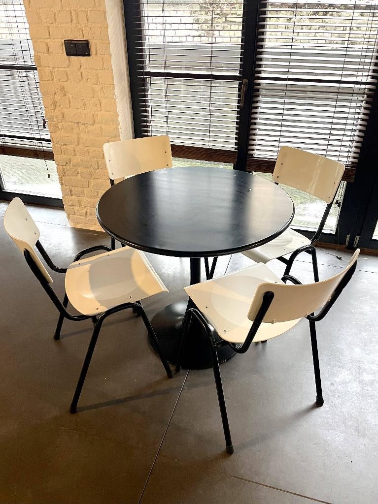 Ensemble table tulipe noire + 4 chaises vintage assorties, Enlèvement