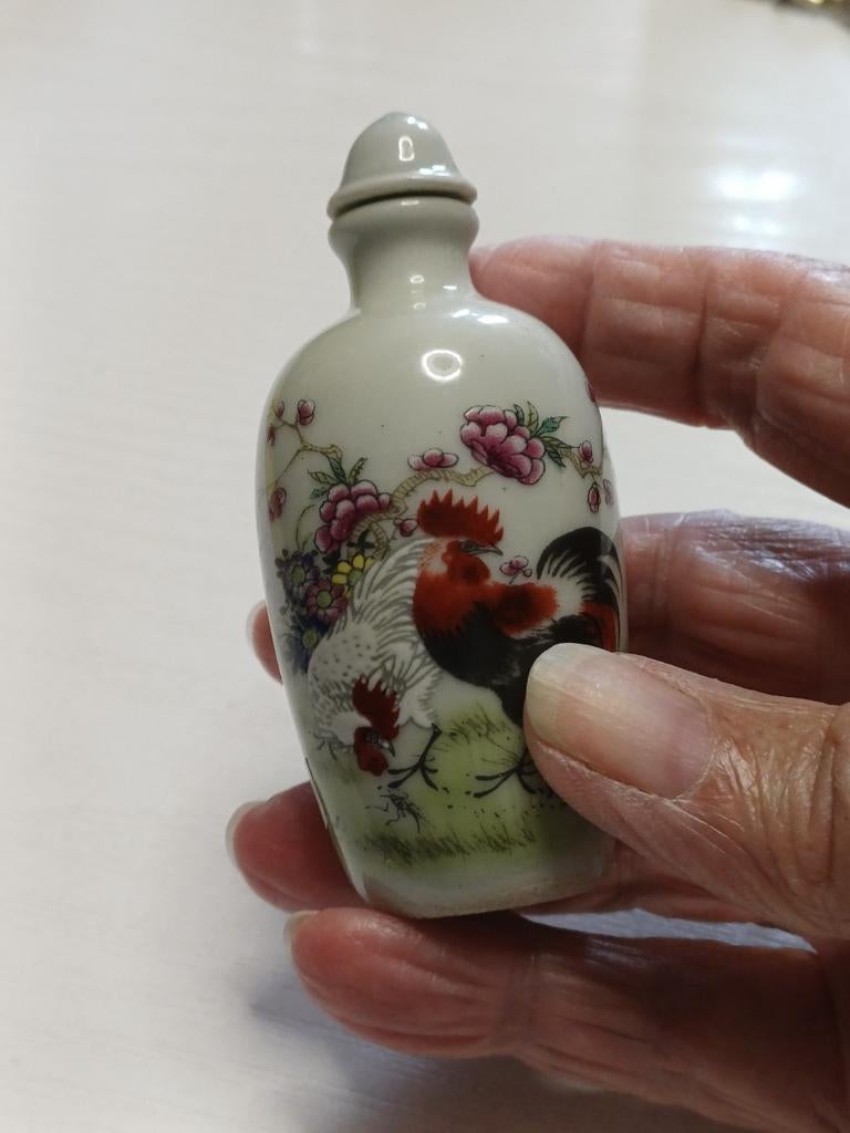 Chinees handwork painted porselain snuffbottley, Ophalen