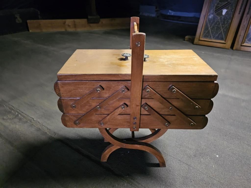 Vintage naaikist op pootjes, Ophalen, Gebruikt