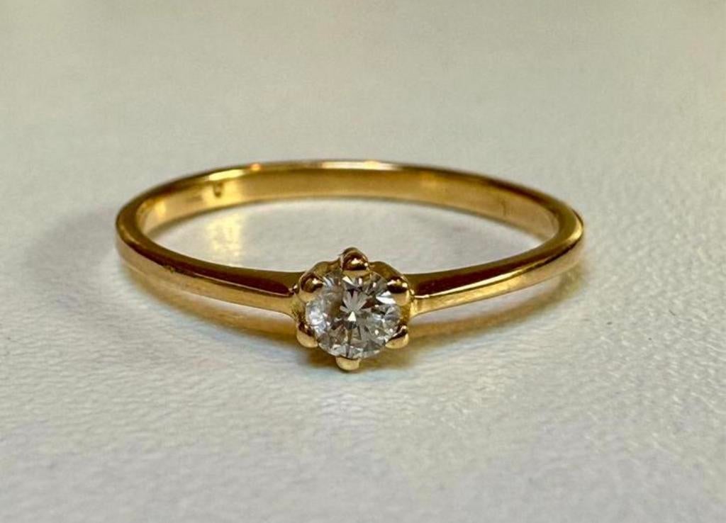 18 karaat solitaire gouden ring met een natuurlijke diamant!, Bijoux, Sacs & Beauté, Bagues, Plus petit que 17, Or, Jaune, Enlèvement ou Envoi