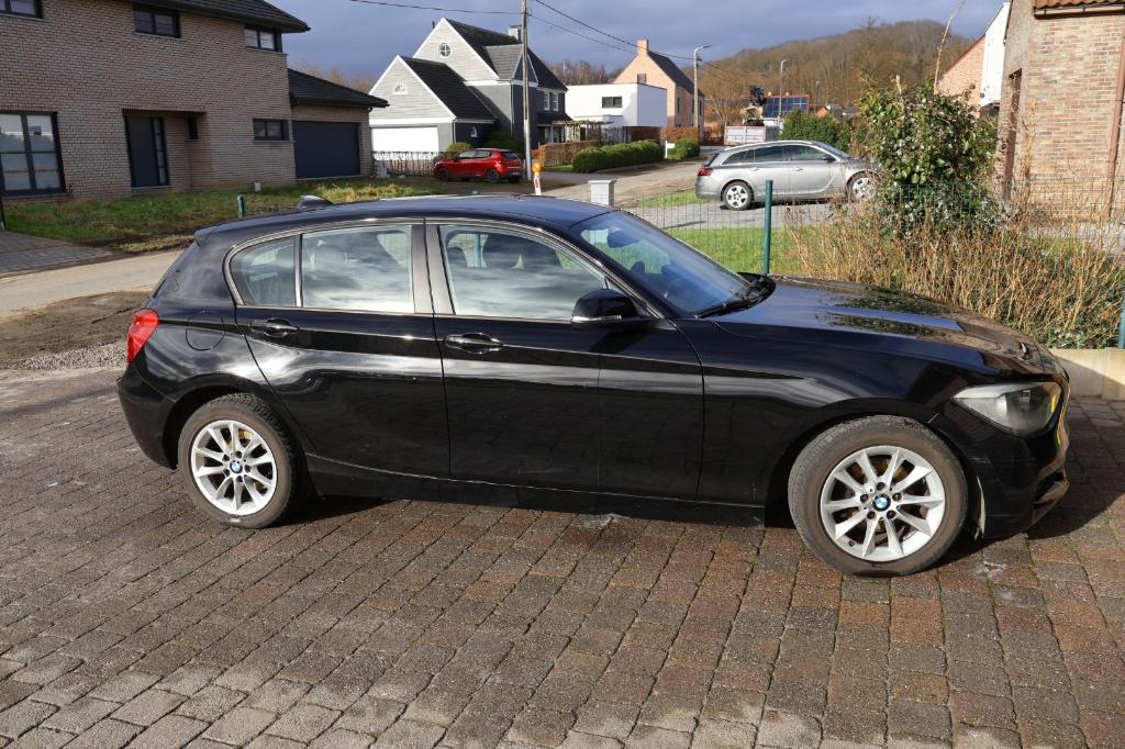 Zwarte BMW serie 1, Auto's, BMW, Zwart, Zwart, Handgeschakeld, 5 deurs