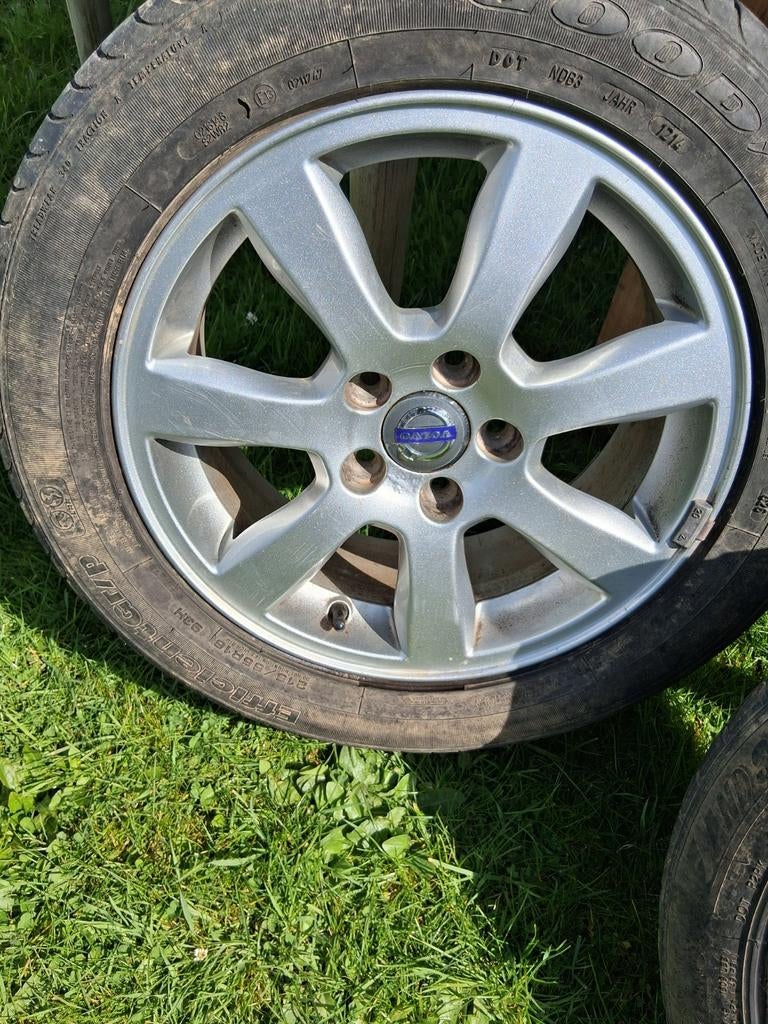 Jante d origine volvo 16" avec des pneus été en bon état
