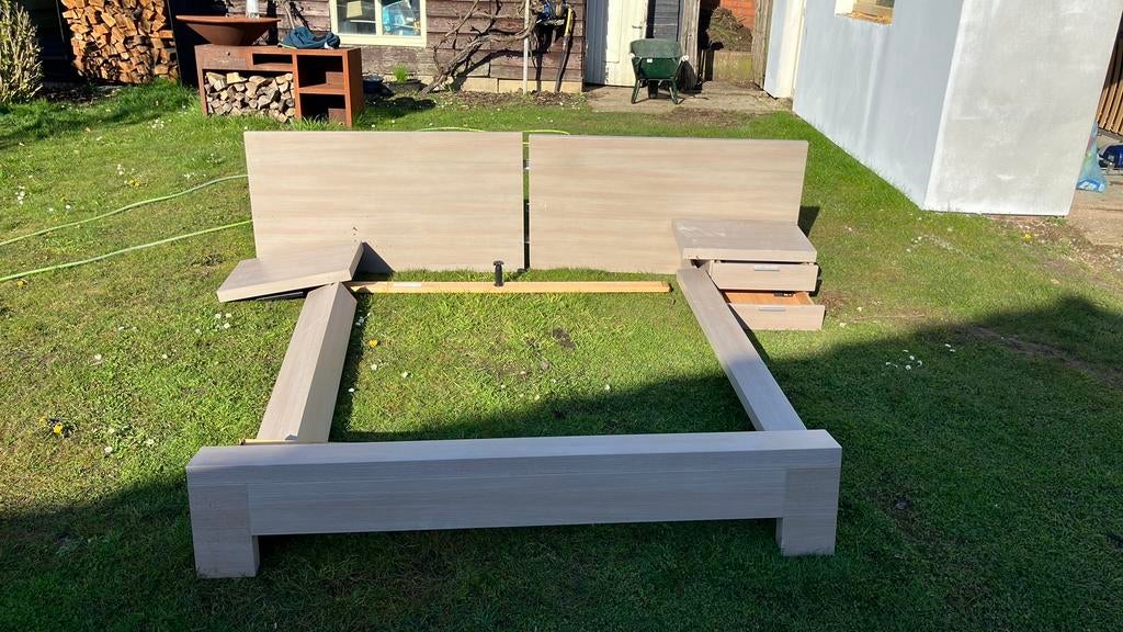 GRATIS: 2-persoonsbed kader, Huis en Inrichting, Slaapkamer | Bedden, Ophalen, Gebruikt, Bruin, Tweepersoons