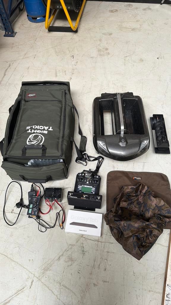 RT4 voerboot / raymarine dragonfly split screen/ gps, Ophalen, Zo goed als nieuw