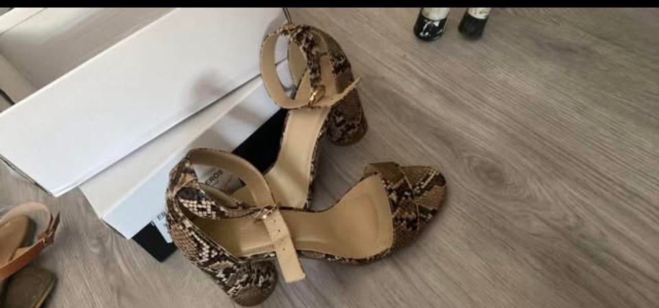 Sandale a talon, Vêtements | Femmes, Chaussures, Enlèvement, Comme neuf