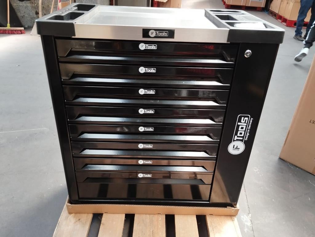 Chariot à outils XXL à 8 tiroirs rempli d'une clé dynamométr