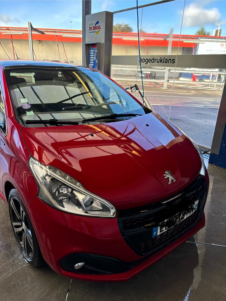 Peugeot 208 gt line, Autos, Peugeot, Particulier, Essence, Euro 1, Berline, 5 portes, Boîte manuelle, Rouge, Noir, Cuir et Tissu