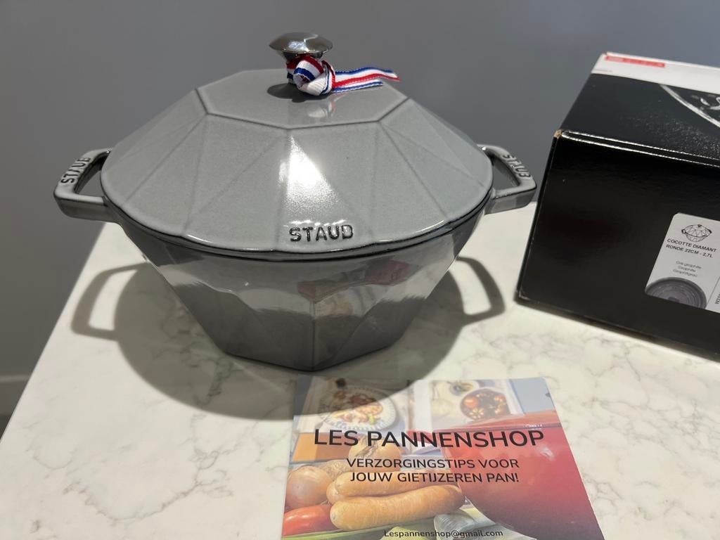 Valentijn? Nieuwe Staub Diamant, 22 cm Graphite in de doos, Ophalen of Verzenden, Zo goed als nieuw, Gietijzer