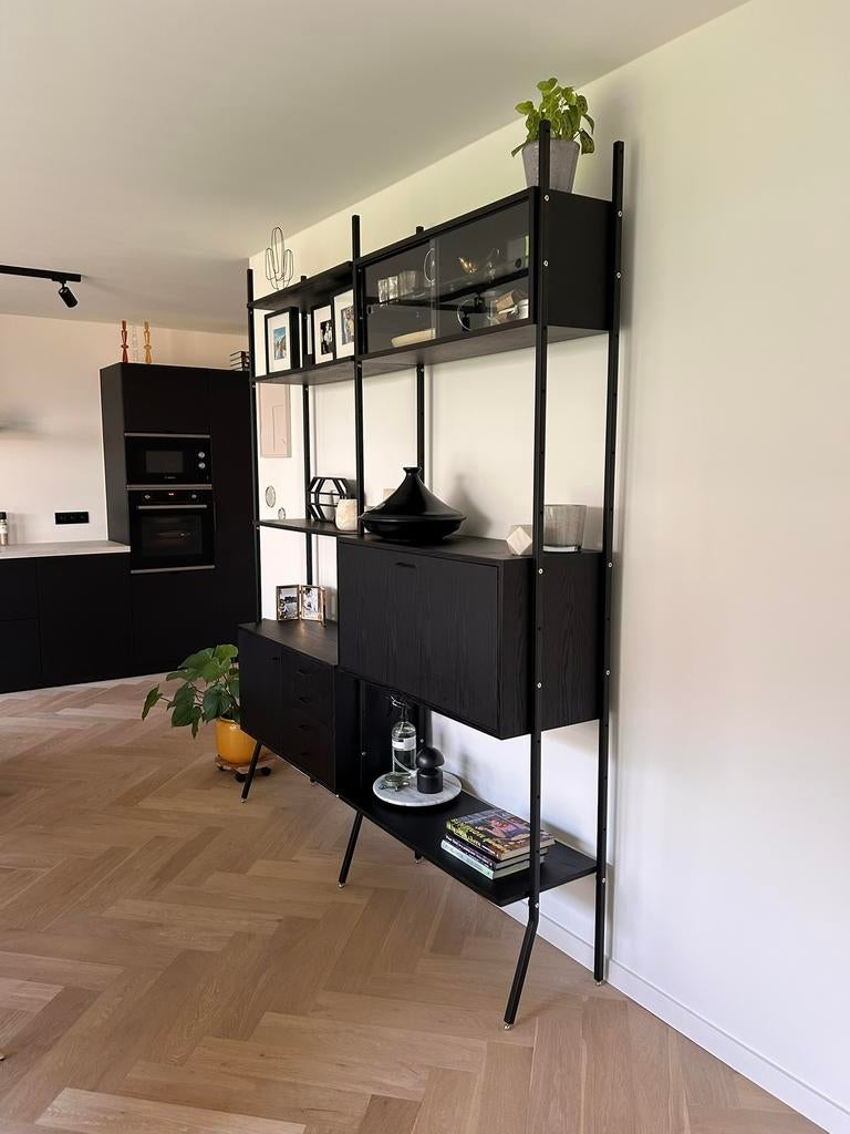 Zwarte wandkast Furnified, Huis en Inrichting, Ophalen, 200 cm of meer, 150 tot 200 cm, Zo goed als nieuw