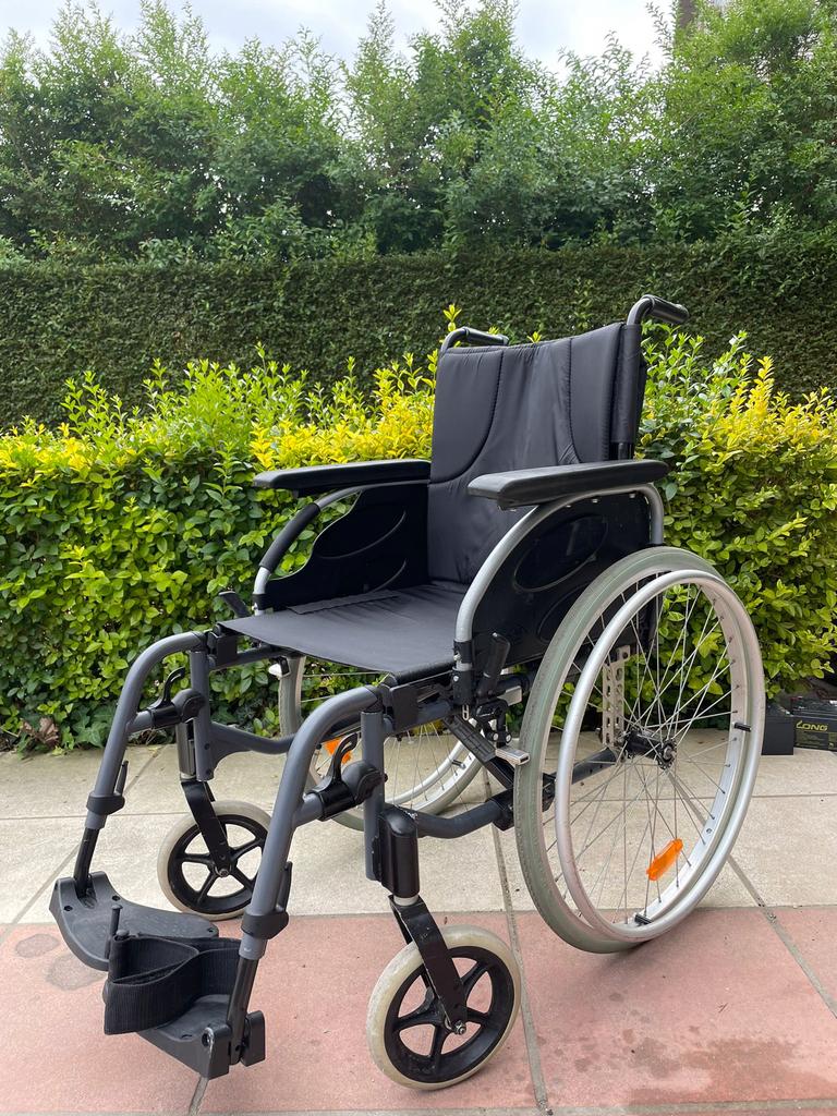 Invacare Esprit 3 Action opvouwbare rolstoel in nieuwstaat, Diversen, Rolstoelen, Zo goed als nieuw, Handbewogen rolstoel, Inklapbaar