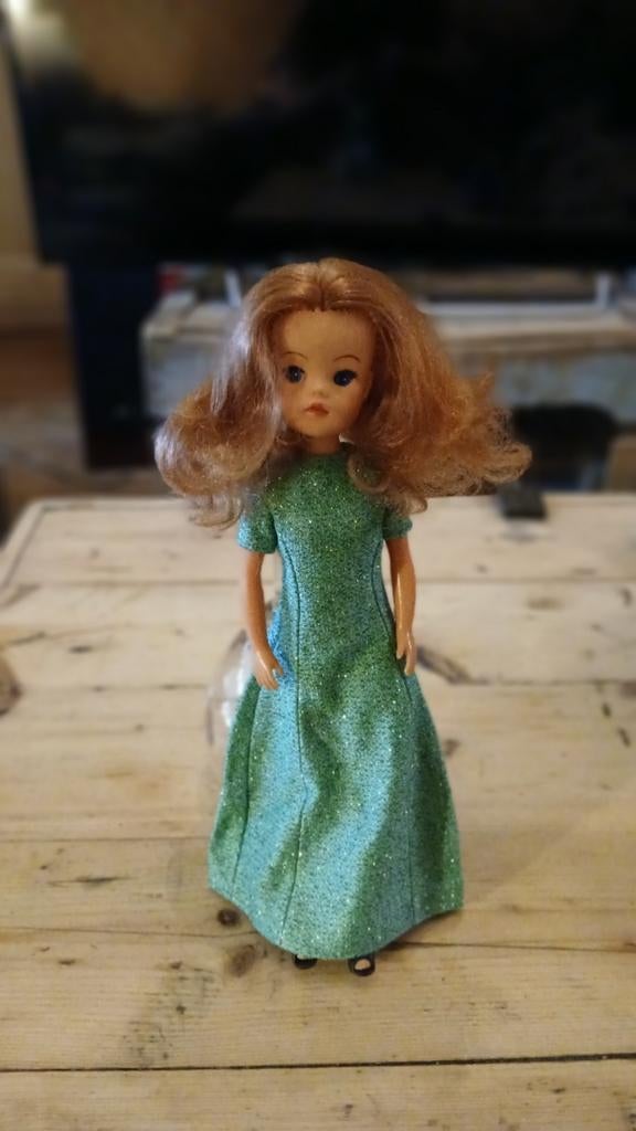 Prachtige Sindy pop met rood haar., Verzamelen, Poppen, Ophalen of Verzenden