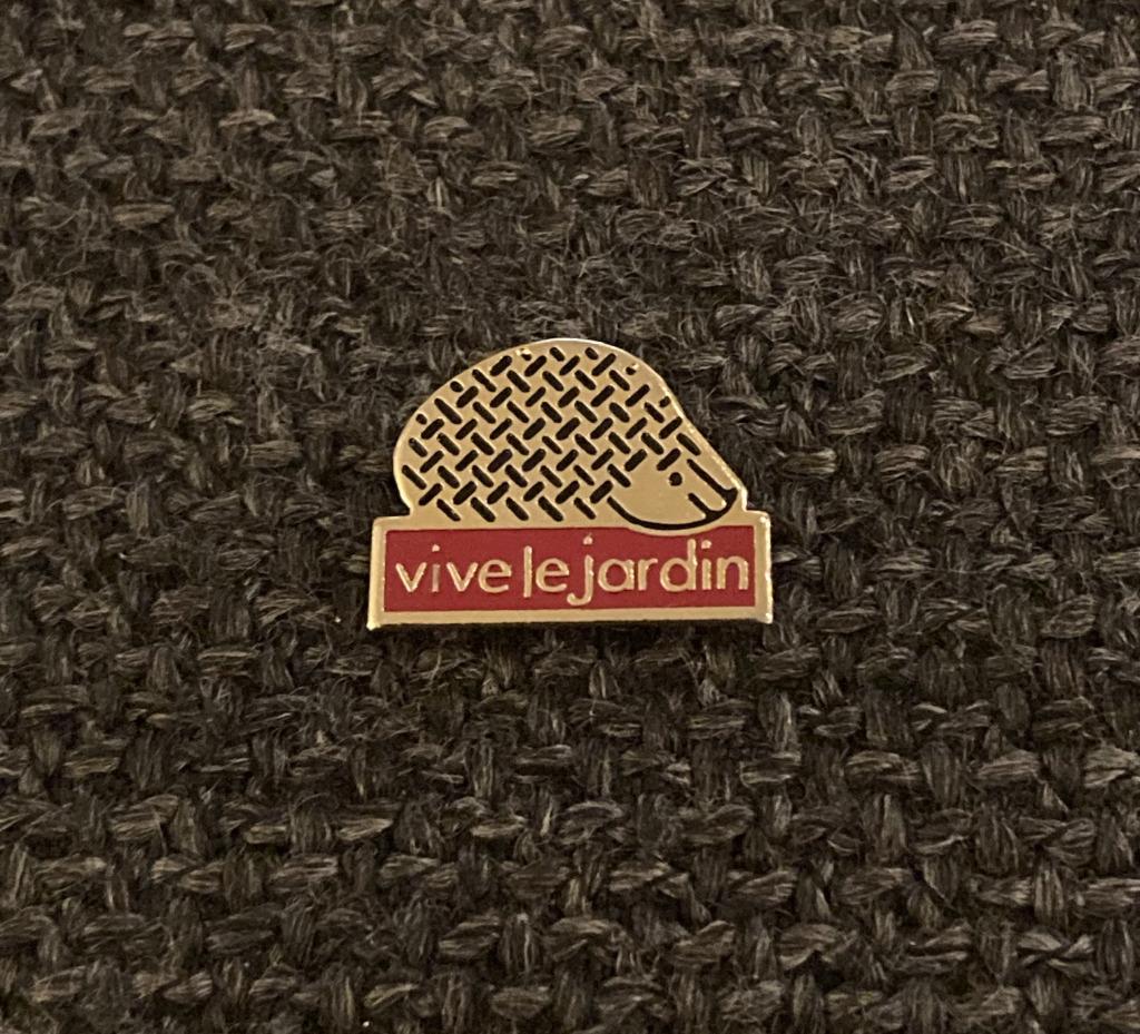 PIN - VIVE LE JARDIN - EGEL - HERISSON - HEDGEHOG, Envoi, Utilisé, Animal et Nature, Insigne ou Pin's