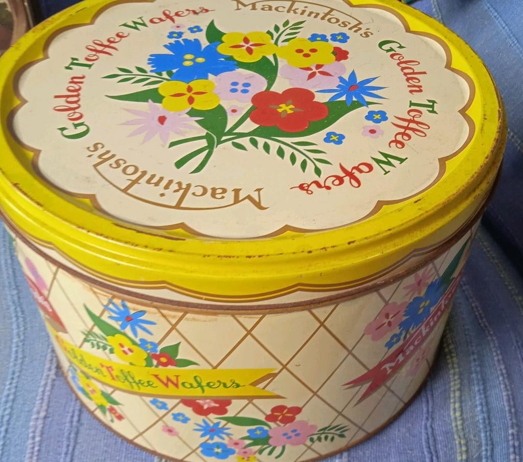 Grande boîte ronde en étain, Mackintosh, gaufrettes au caram, Collections, Enlèvement ou Envoi, Comme neuf