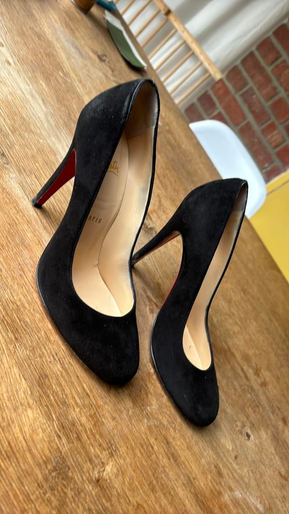 LOUBOUTIN 37,5 RON RON 100 SUÈDE DAIN NOIR, Enlèvement ou Envoi, Escarpins, Comme neuf, Noir