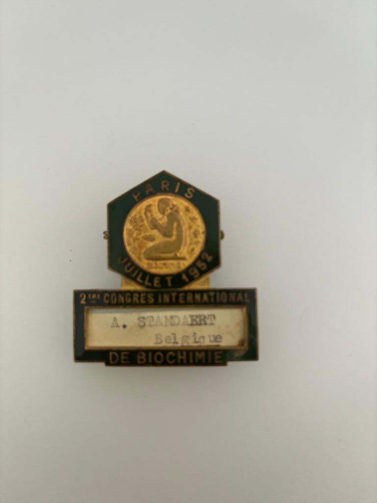 Vintage Badge 2e Congrès de Biochimie, Paris 1952, Collections, Broches, Pins & Badges, Comme neuf, Insigne ou Pin's, Autres sujets/thèmes