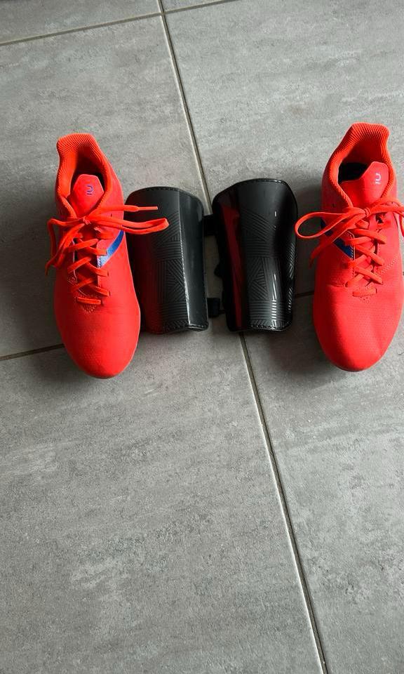 Chaussures de football taille 37, Sports & Fitness, Enlèvement, Comme neuf, Chaussures