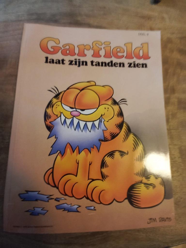 Strip Garfield laat zijn tanden zien deel 9, Eén stripboek, Jim Davis, Ophalen of Verzenden, Zo goed als nieuw