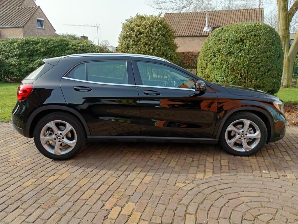 Mercedes Benz GLA 180 benzine automaat, Auto's, Mercedes-Benz, Automaat, Zwart, Zwart, Trekhaak