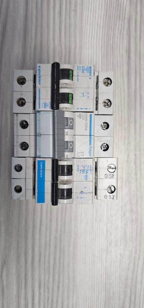 Automaten 2p 20A Hager en Vynckier gebruikt, Doe-het-zelf en Bouw, Ophalen of Verzenden