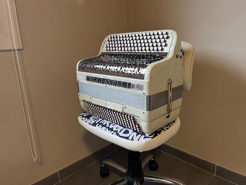 Accordéon : Crucianelli in echte  nieuwstaat, Muziek en Instrumenten, Accordeons, Met koffer, Zo goed als nieuw, Knopaccordeon