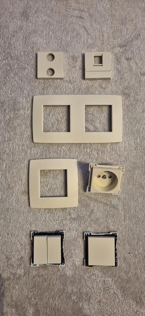 Niko stopcontacten , schakelaars, afdekplaatjes, ...91 stuks, Doe-het-zelf en Bouw, Elektriciteit en Kabels, Ophalen of Verzenden