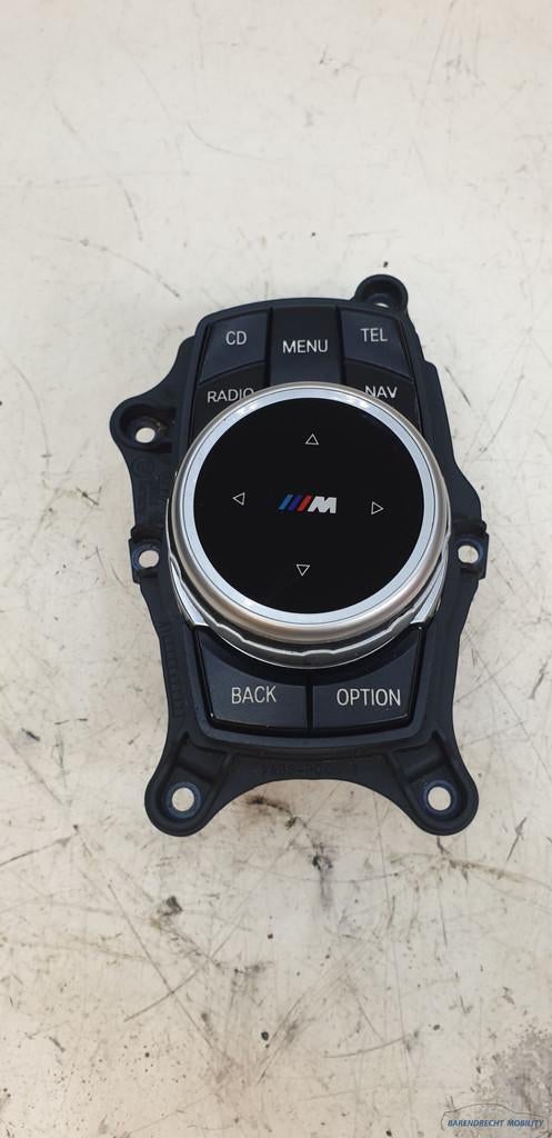 Panneau de commande avec logo M et boutons iDrive pour BMW S, Petuelring 130
80788  Munich, DE, Info@bmw.de, Utilisé, BMW