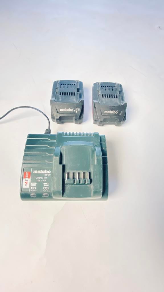 Metabo lader en 2 li-ion batterijen 18v 2,0Ah, Doe-het-zelf en Bouw, Gereedschap | Machine-onderdelen en Toebehoren, Ophalen, Zo goed als nieuw