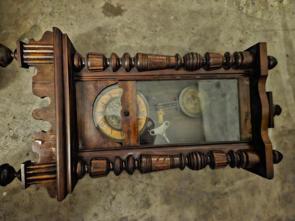 Ancienne horloge à réparer, Enlèvement