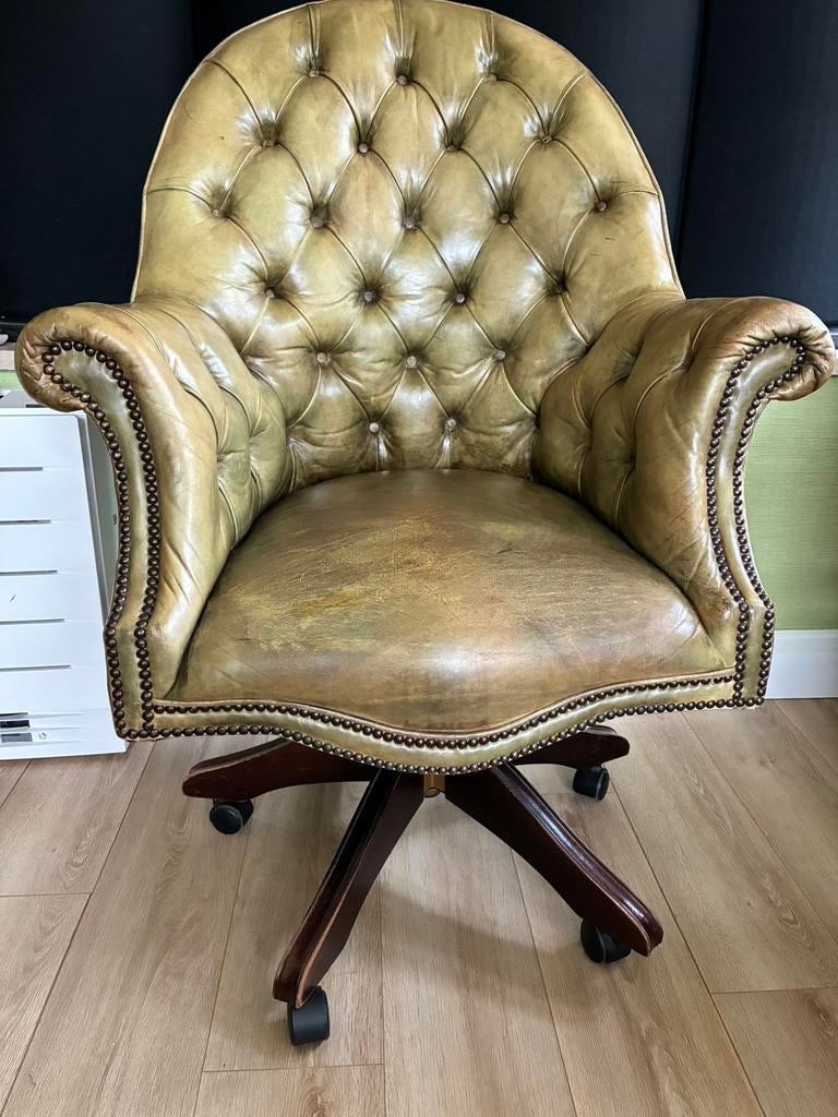 BUREAUSTOEL ORIGINELE ENGELSE CHESTERFIELD MODEL DIRECTOR, Ophalen