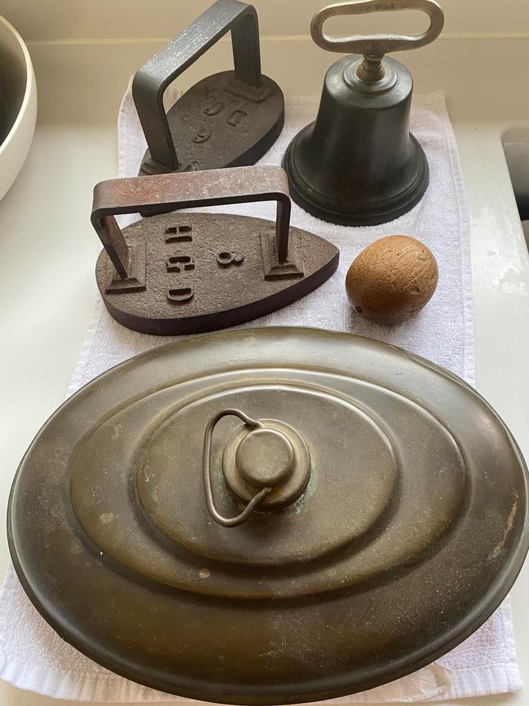 Stopbol, warmwaterkruik, trekweegschaal, bel en strijkijzers, Antiek en Kunst, Ophalen