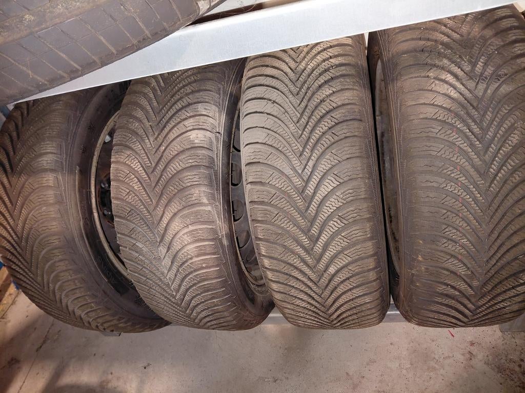 4 pneus Michelin neiges sur jantes 205/55 16, Autos : Pièces & Accessoires, Pneus & Jantes, Enlèvement, Pneu(s)