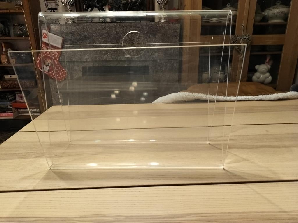 Design lektuurhouder Michel Dumas, Ophalen