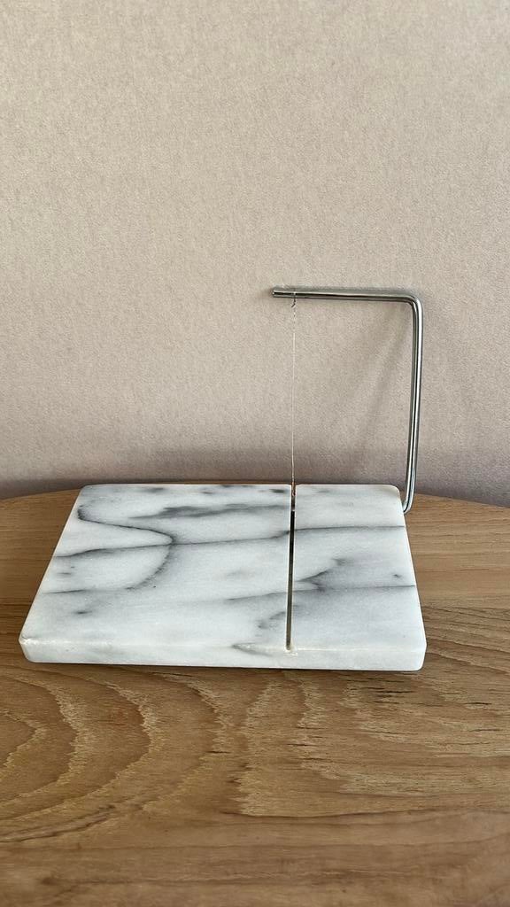 Coupe-fromage en marbre., Enlèvement