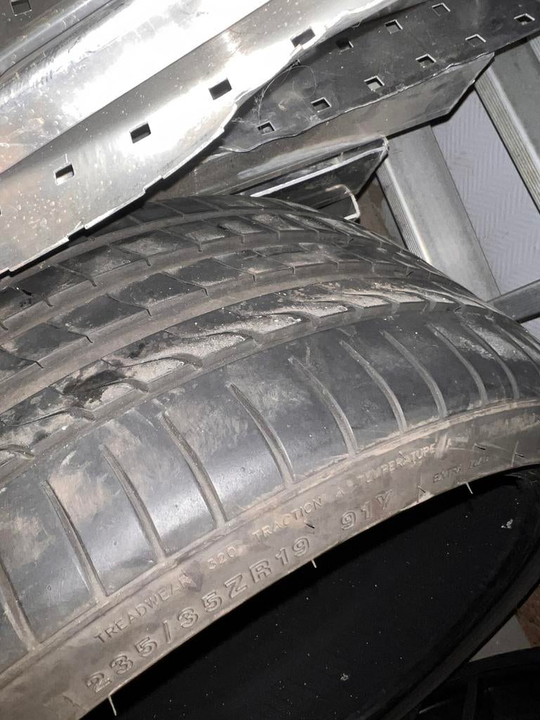 235/35/19, Enlèvement, Comme neuf