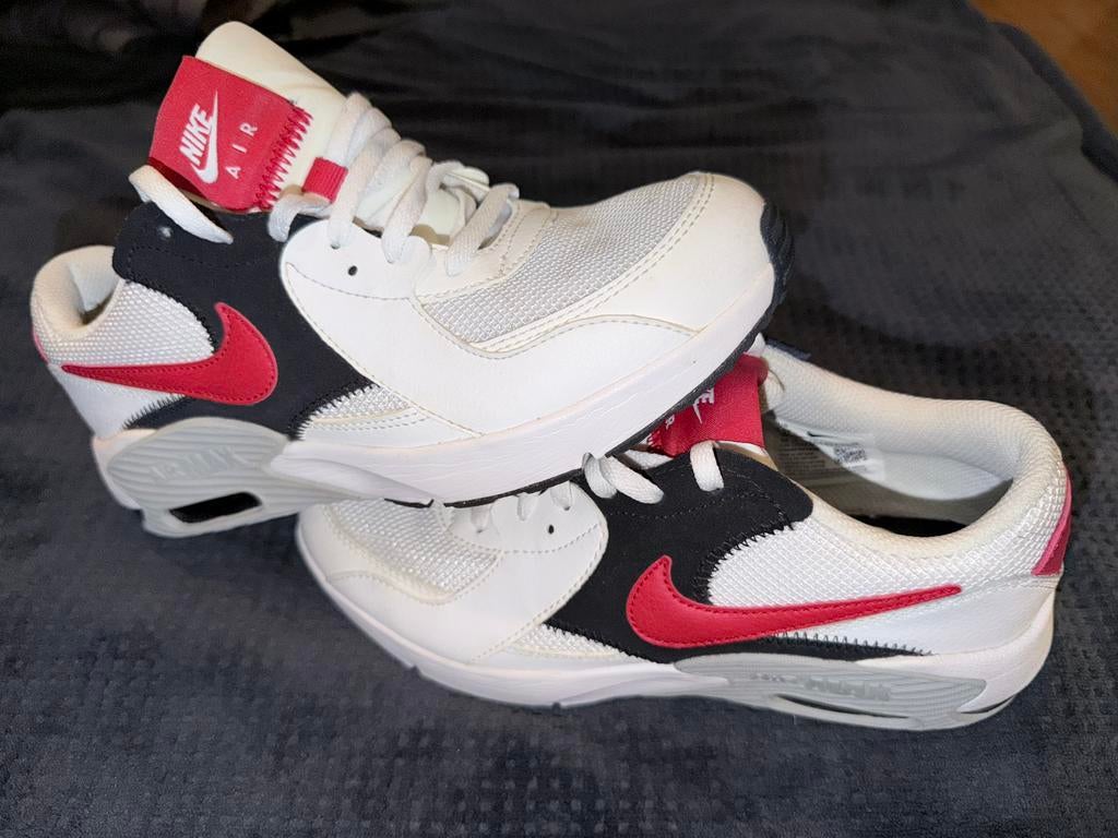 AIR MAX EXCERE GAS WIT/ROOD/ZWART 36,5, Ophalen of Verzenden, Zo goed als nieuw