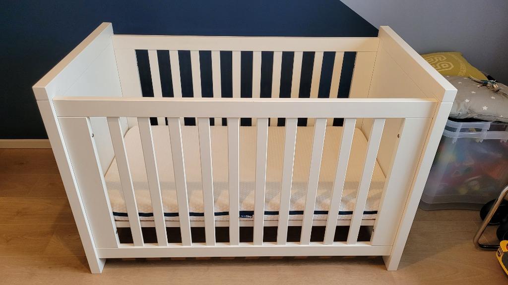 Babybed wit 60x120cm + Aerosleep matras & matrasbeschermer, Ophalen, Minder dan 140 cm, Minder dan 70 cm, Matras
