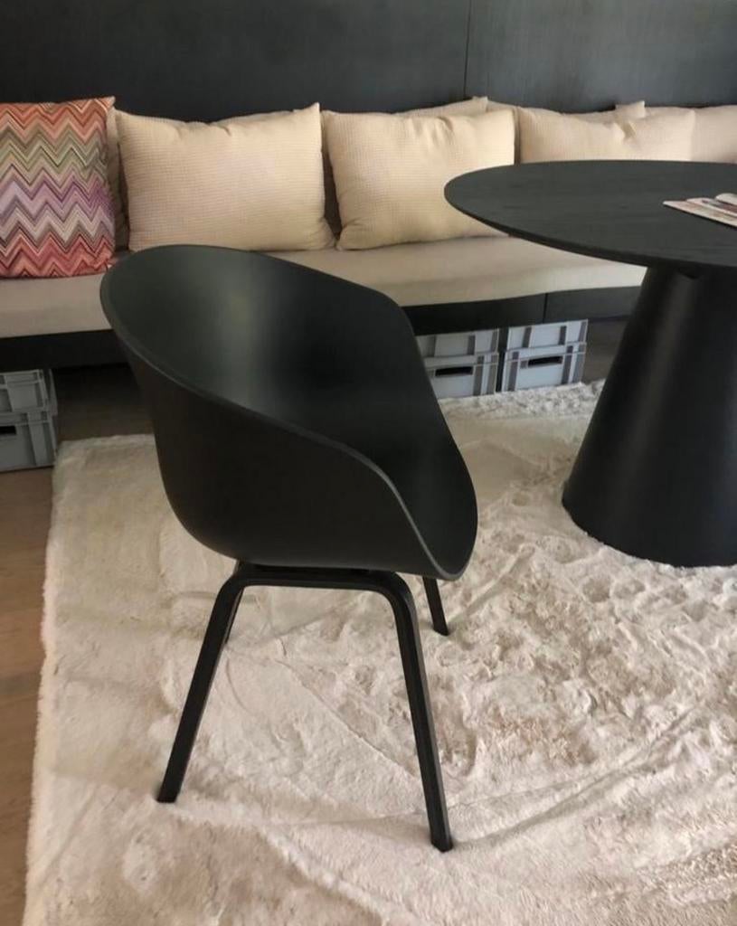 Chaises HAY 2 pièce coque et structure noires - parfait état, Comme neuf, Enlèvement, Noir, Deux