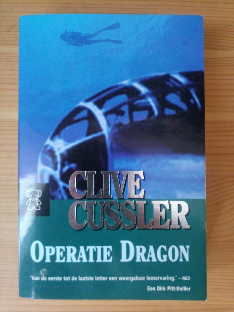 Clive Cussler - Operatie Dragon (Dirk Pitt avontuur) - 2 ex, Gelezen, Ophalen of Verzenden, Clive Cussler, Amerika